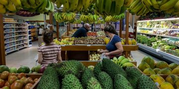 El salario mínimo en Venezuela, a la inversa del crecimiento económico