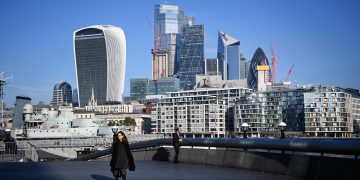 Londres anuncia una masiva bajada de impuestos para estimular la economía