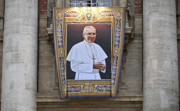 Imagen del papa Juan Pablo I en la fachada de la Basílica de San Pedro durante su beatificación en la plaza de San Pedro, en la Ciudad del Vaticano. EFE/EPA/RICCARDO ANTIMIANI