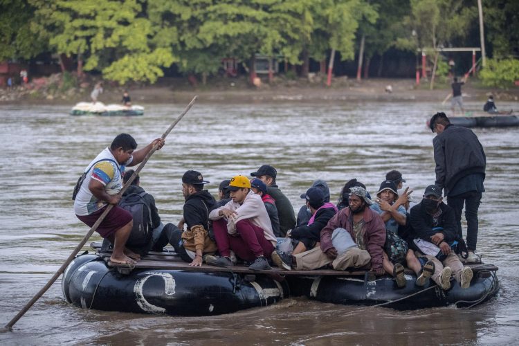 Grupos y familias de venezolanos cruzan en balsas el río Suchiate que divide Guatemala de México, el 28 de septiembre de 2022 en Tecún Umán (Guatemala). EFE/Esteban Biba