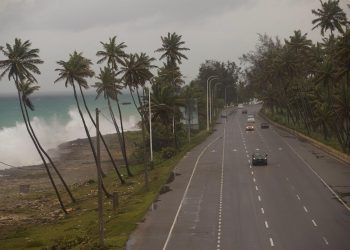 Emiten un aviso de huracán para Puerto Rico y alertan de lluvias e inundaciones
