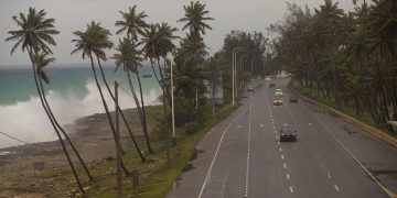Emiten un aviso de huracán para Puerto Rico y alertan de lluvias e inundaciones