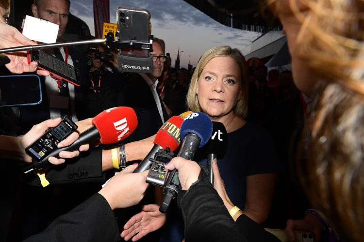 La primera ministra y líder del Partido Socialdemócrata, Magdalena Andersson, habla con los medios de comunicación en la noche electoral del pasado domingo. EFE/EPA/Jonas Ekströmer/TT
