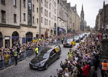 Los escoceses despiden con emoción y serenidad a Isabel en su cortejo fúnebre