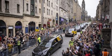 Los escoceses despiden con emoción y serenidad a Isabel en su cortejo fúnebre