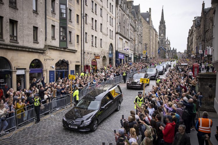 El cortejo fúnebre de la reina Isabel II llega a Edimburgo. EFE/EPA/TOLGA AKMEN