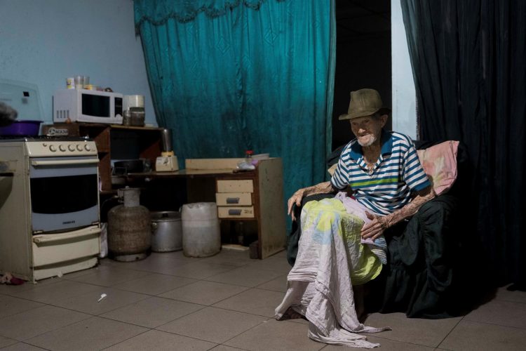 Fotografía de archivo en la que se registró a un anciano, en medio de su humilde habitáculo, en Caracas (Venezuela). EFE/Rayner Peña