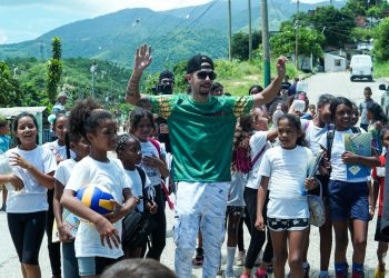 Manuel Conecta y empresa privada se unen con la iniciativa «Kaly Tour» para repartir bendiciones a los más necesitados