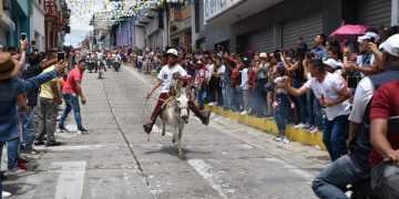 Más de diez mil personas disfrutaron de la tradicional carrera de burros en Tovar