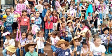 Más de diez mil personas disfrutaron de la tradicional carrera de burros en Tovar