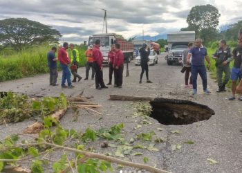 Rellenan con piedras boquetes en la vía de Arapuey