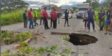 Rellenan con piedras boquetes en la vía de Arapuey