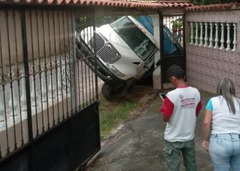 Camión del aseo urbano cayó en «mega hueco» en Carvajal