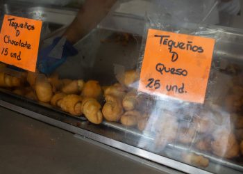 Por su bajo precio los tequeños amortiguan el lujo de comer en la calle