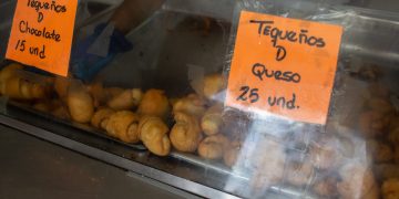 Por su bajo precio los tequeños amortiguan el lujo de comer en la calle