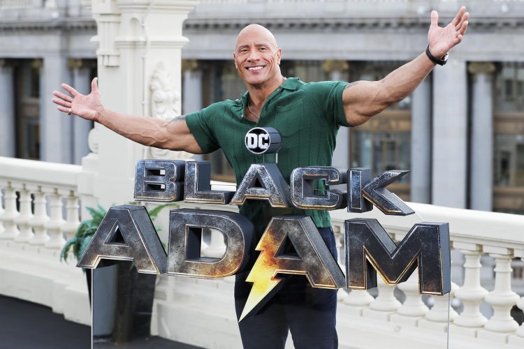 El actor estadounidense Dwayne Johnson posa para la prensa con motivo del estreno de su película “Black Adam”, este miércoles en Madrid. EFE/Luis Millán