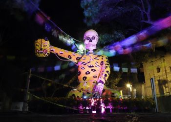 Instalan calaveras gigantes en el centro de México previo al Día de Muertos