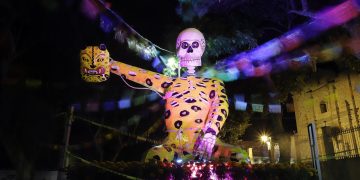 Instalan calaveras gigantes en el centro de México previo al Día de Muertos