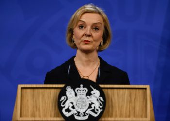 Truss, bajo presión para que dimita tras el desmantelamiento de su plan fiscal