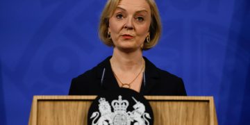 Truss, bajo presión para que dimita tras el desmantelamiento de su plan fiscal
