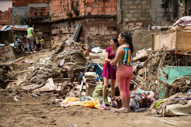 Personas recorren la zona donde ocurrió el desbordamiento de la quebrada Los Patos, en Las Tejerías, estado Aragua (Venezuela).EFE/Miguel Gutiérrez