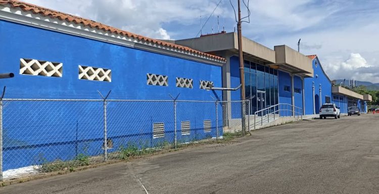 La fachada del aeropuerto fue pintada