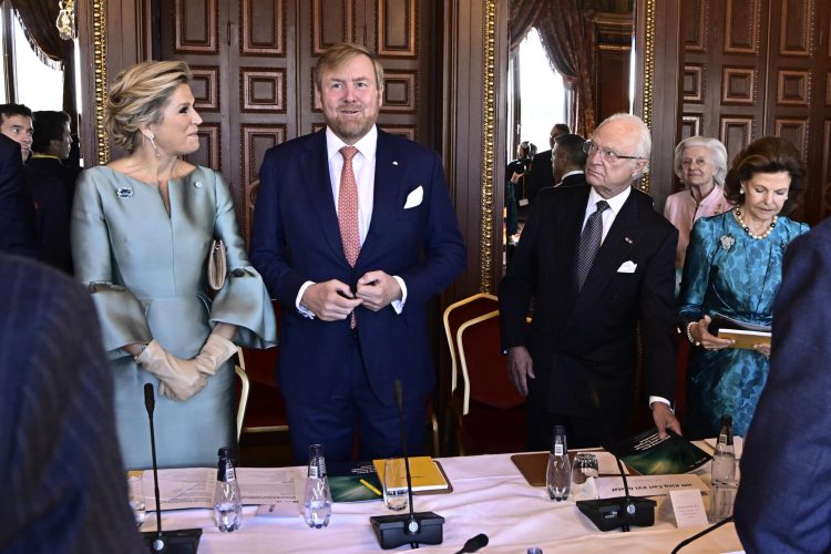 El rey holandés Guillermo Alejandro (2-izq) y la reina Máxima (izq), junto con el rey sueco Carl Gustaf (2-der) y la reina Silvia (der), en una mesa redonda sobre cómo construir una Europa sostenible, resiliente y económicamente más fuerte, en Estocolmo este 12 de octubre. EFE/EPA/Claudio Bresciani/TT