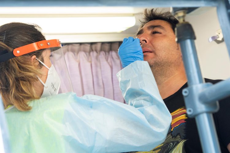 Personal sanitario realiza una prueba PCR a uno aficionados en una foto de archivo de Raúl Caro. EFE