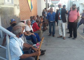 Grandes colas en Sabana de Mendoza para cobrar pensión del Seguro Social