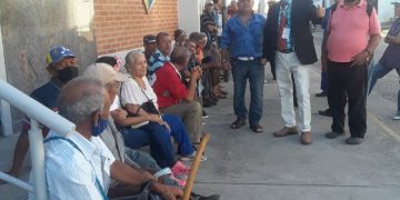 Grandes colas en Sabana de Mendoza para cobrar pensión del Seguro Social