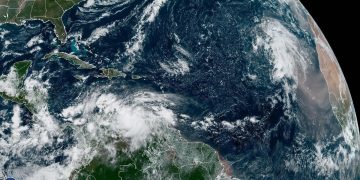 La potencial tormenta tropical Trece amenaza el Caribe y puede ser huracán