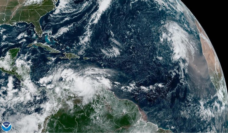 Imagen satelital cedida hoy jueves por la Oficina Nacional de Administración Oceánica y Atmosférica de Estados Unidos (NOAA) a través del Centro Nacional de Huracanes (NHC), en la que se muestra el estado del clima en el Atlántico. EFE/NOAA-NHC