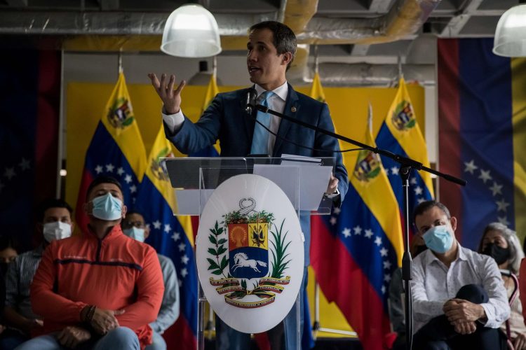 Fotografía de archivo en la que se registró al líder opositor venezolano Juan Guaidó (c), en Caracas (Venezuela). EFE/Miguel Gutiérrez
