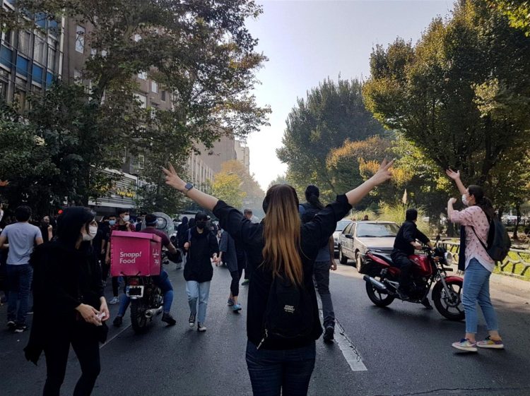 Protesta realizada en las calles de Teherán el 1 de octubre por la muerte de Mahsa Amini. EFE/EPA/STR