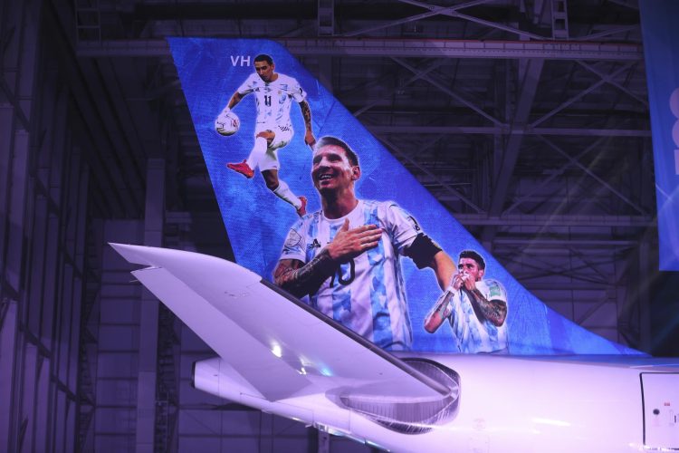 Detalle del alerón trasero del avión Airbus a330-200 de Aerolíneas Argentinas que llevará al seleccionado de fútbol y a los hinchas albicelestes al Mundial de Qatar 2022, en el Aeropuerto de Ezeiza (Argentina). EFE/Juan Ignacio Roncoroni