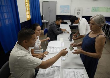Abren los colegios electorales para la segunda vuelta de los comicios presidenciales en Brasil