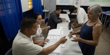 Abren los colegios electorales para la segunda vuelta de los comicios presidenciales en Brasil