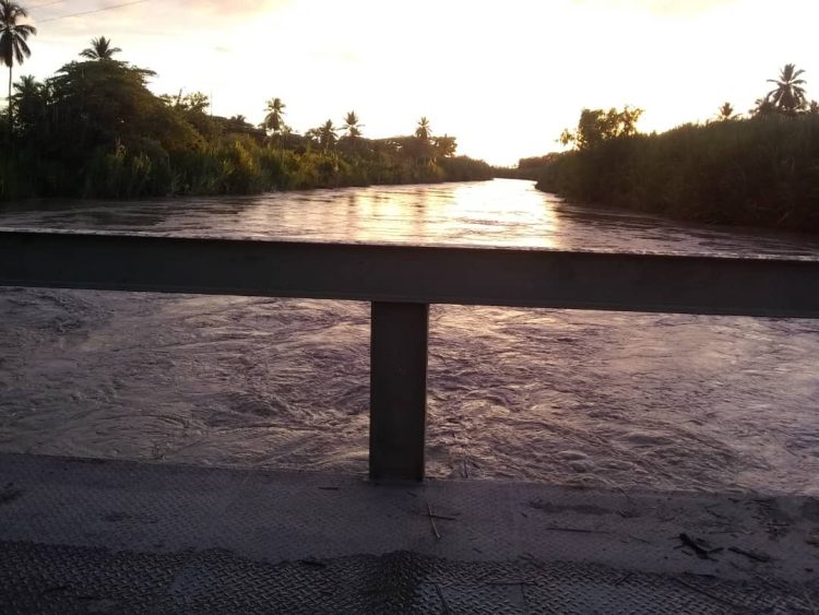 Las crecidas aguas del Motatán están a escasos centímetros de Puente de Hierro.