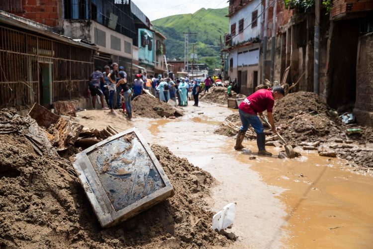 Caracas, 25 oct (EFE).- Más de 1.000 viviendas han resultado afectadas en el estado Zulia, en el noroeste de Venezuela, en lo que va de octubre debido a las fuertes lluvias que se han producido en el país, dijo este martes a EFE el director de Protección Civil de dicha región, Benito Mendoza.

Las precipitaciones, que pueden durar seis horas consecutivas en el estado, han colapsado los sistemas de drenaje de varios sectores, lo que ha provocado que se inunden las casas, donde el nivel del agua ha subido hasta cinco centímetros por encima del suelo, explicó el funcionario.

"Esto genera que las neveras y los enseres de las personas se afecten. Tenemos esa problemática", aseguró Mendoza, quien sostuvo que las precipitaciones no han generado una "tragedia muy grande" como en otras zonas del país, debido a que las autoridades han hecho mantenimiento a los diques de varios ríos que discurren por el estado.

En Zulia, también se han visto afectados centros educativos, comercios y cultivos agrícolas.

Por otra parte, en el estado Sucre (noreste), donde se han registrado lluvias durante 48 días consecutivos, se han visto afectadas unas 4.700 personas y más de 1.150 viviendas, dijo este martes el gobernador de esta región costera, Gilberto Pinto Blanco, en un contacto telefónico con el canal estatal VTV.

Venezuela ha vivido intensas precipitaciones en las últimas semanas que han dejado numerosos derrumbes e inundaciones en casi todas las regiones, además de dos deslaves en el centro del país que causaron la muerte de, al menos, 58 personas.
