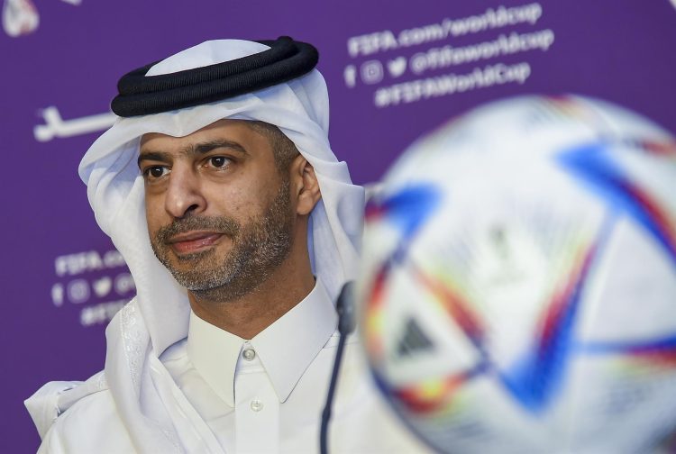 El CEO de Qatar 2022, Nasser Al Khater, ofrece una rueda de prensa a un mes del Mundial de Qatar 2022 de la FIFA, este lunes en Doha. EFE/ Noushad Thekkayil