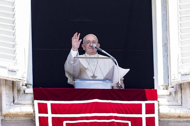 El papa Francisco en la ventana de sus dependencias en el Vaticano. EFE/EPA/FABIO FRUSTACI