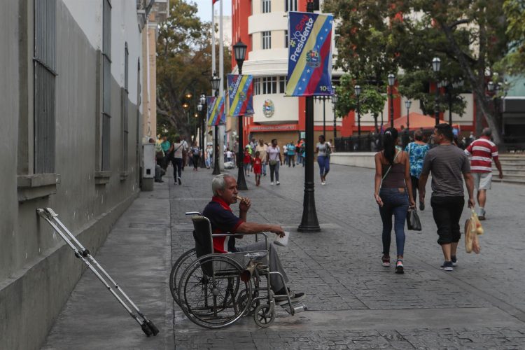Fotografía de archivo de un hombre con discapacidad en Caracas (Venezuela). EFE/ Rayner Peña