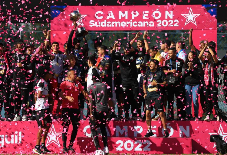 Jugadores del Independiente del Valle celebran la Copa Sudamericana en el estadio de Independiente del Valle, llamado oficialmente estadio Banco Guayaquil, hoy, en Quito (Ecuador). EFE/José Jácome