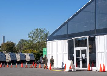 Tres grandes carpas en una isla de Nueva York listas para acoger inmigrantes