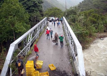 Apoyados de una cuerda pasan puente   “La Quinta” habitantes de La Grita y El Cobre
