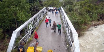 Apoyados de una cuerda pasan puente   “La Quinta” habitantes de La Grita y El Cobre