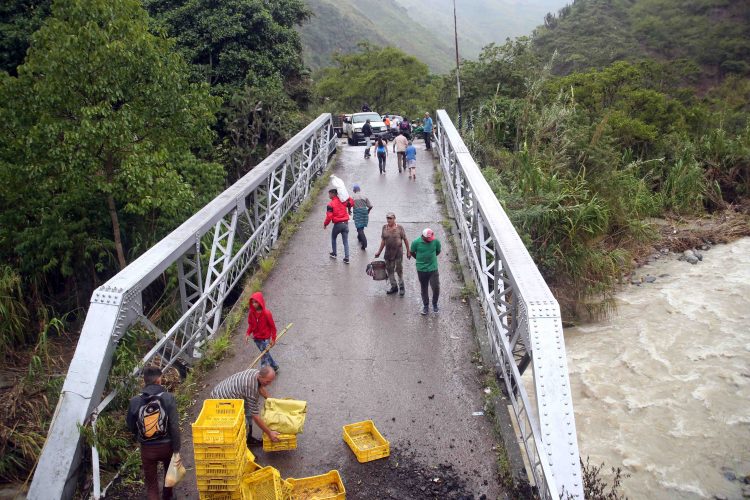 Productores agrícolas, personas de la tercera edad, niños y adultos, pasan el puente caminando a riesgo. Fotos: Carlos Eduardo Ramírez