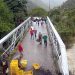 Apoyados de una cuerda pasan puente   “La Quinta” habitantes de La Grita y El Cobre
