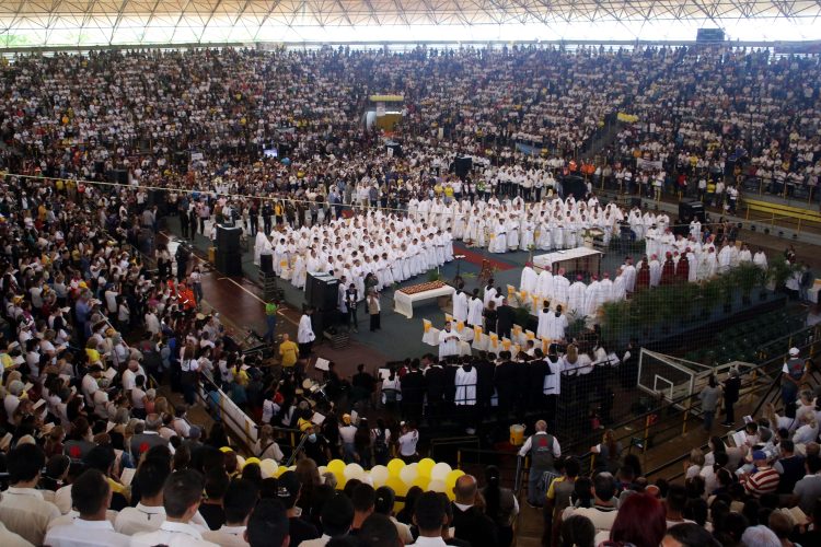 Cientos de feligreses se congregaron para festejar los 100 años de la Diócesis de San Cristóbal. Fotos: Carlos Eduardo Ramírez