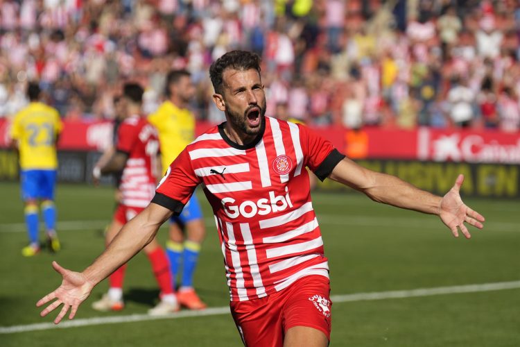 El delantero del Girona FC Cristhian Stuani celebra su gol ante el Cádiz durante el partido de la jornada 9 de LaLiga Santander, disputado en el estadio municipal de Montilivi en Girona. EFE/David Borrat